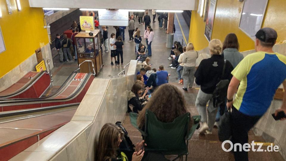 U-Bahn statt Schule: Bei Luftalarm fällt der Unterricht aus. (Archivbild) Bild: Friedemann Kohler/dpa