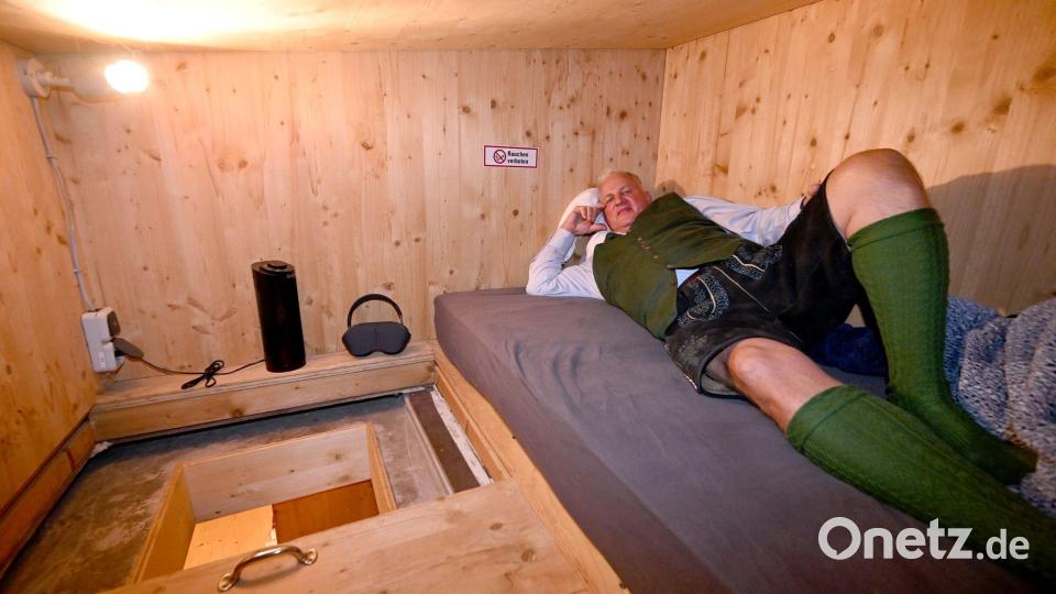 Wiesn-Wirt Christian Schottenhamel bezieht in jedem Jahr aufs Neue sein Festzeltbett in seiner Schlafkiste. Bild: Felix Hörhager/dpa