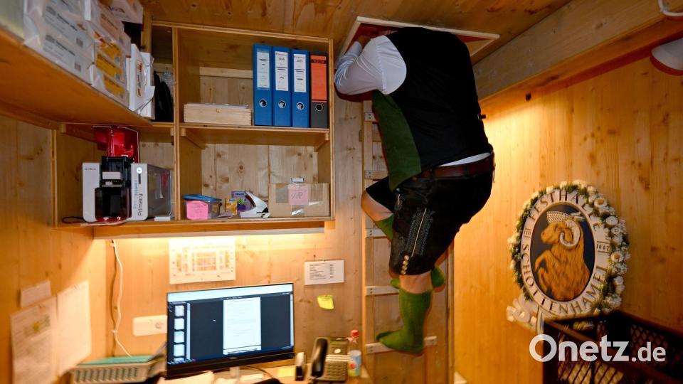 Im Bürotrakt des Zeltes führt direkt neben einem Schreibtisch eine schmale Holzleiter mit sieben Sprossen hinauf in einen zusätzlichen Raum. Bild: Felix Hörhager/dpa