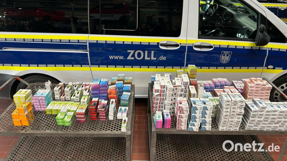 Bei einer Kontrolle auf der A3 bei Eilsbrunn (Landkreis Regensburg) entdeckt der Zoll 439 unversteuerte E-Zigaretten in einem Auto. Bild: Hauptzollamt Regensburg