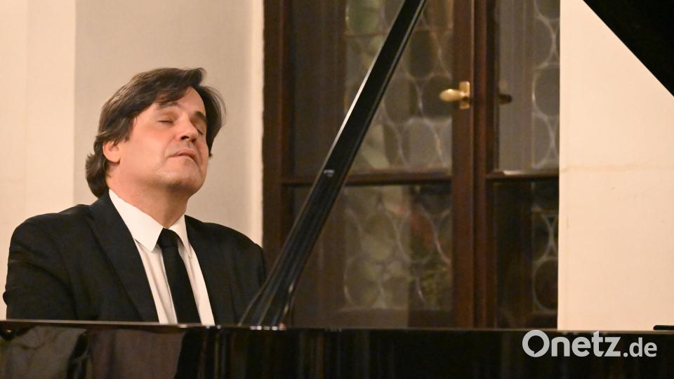 Kräftig im Anschlag, feinfühlig in der Interpretation, so präsentierte Pianist Tito García González Werke von Reger, Albéniz und seine eigenen Kompositionen. Bild: Kerstin Kiener