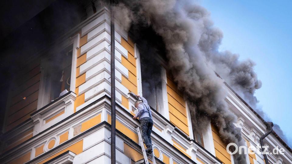 Ein Mann wird mithilfe einer Rettungsleiter aus einem brennenden Gebäude der Nationalen Akademie der Wissenschaften evakuiert, das durch einen russischen Drohnenangriff beschädigt wurde. Bild: Dan Bashakov/AP/dpa