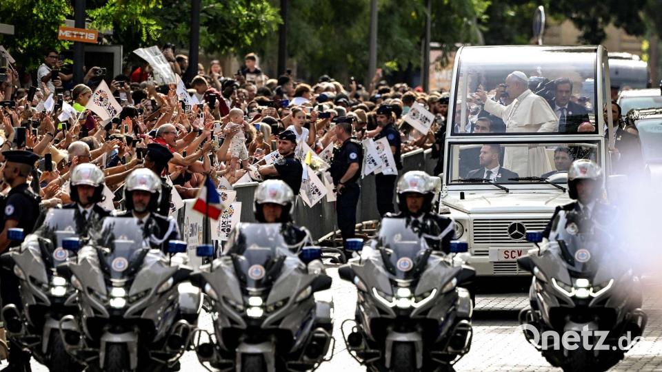 Papst Leo XIV. winkt der Menge zu, während er am letzten Tag seines Frankreichbesuchs, im Papamobil durch die Straßen von Metz im Nordosten Frankreichs fährt. Bild: Jean-Christophe Verhaegen/AFP/dpa