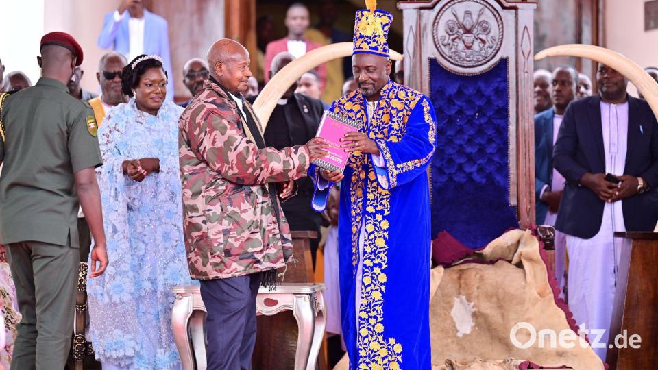 Zur Krönung kam auch der ugandische Präsident Yoweri Museveni. Bild: Hajarah Nalwadda/AP/dpa
