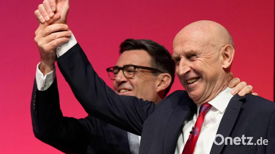 Zeigen sich guter Dinge: Premierminister Andy Burnham (l) und Finanzminister John Healey. (Archivbild) Bild: Peter Byrne/PA Wire/dpa