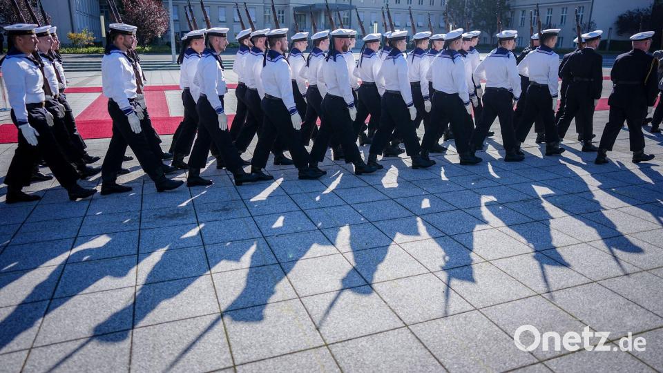 Berlin: Militärische Ehren und lange Schatten – Wachbataillon empfängt Kasachstans Staatspräsidenten Bild: Kay Nietfeld/dpa