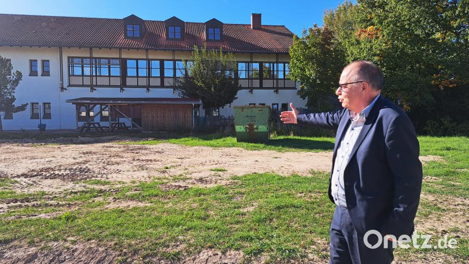 Schulleiter Michael Zirngibl zeigt auf die angrenzende Fläche hin zum Bestandsgebäude, auf der die neue Sporthalle und der Anbau für das "Sonderpädagogische Förderzentrum" Schwandorf-Ettmannsdorf entstehen sollen. Bild: Rudolf Hirsch