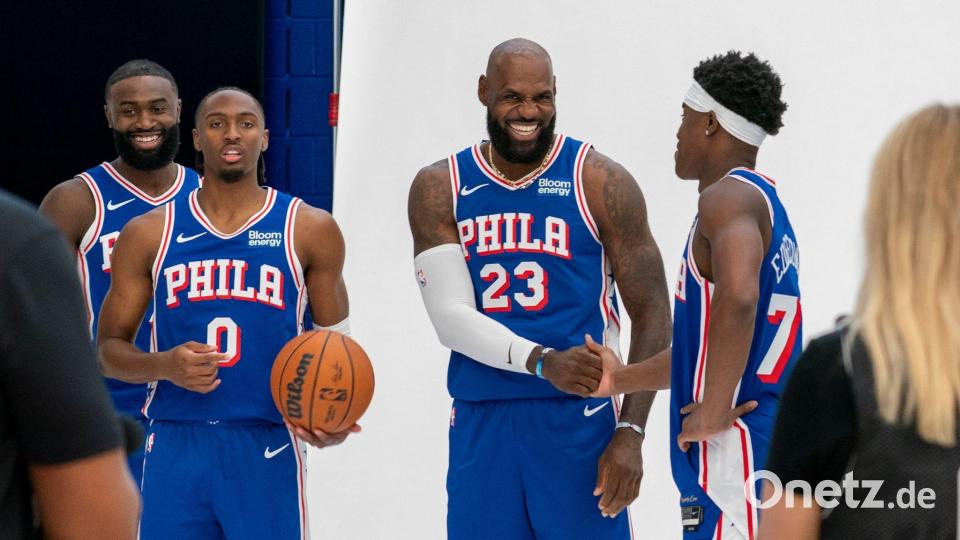 LeBron James (Mitte) fühlt sich in der Umgebung seiner neuen Teamkollegen wohl. Bild: Chris Szagola/AP/dpa
