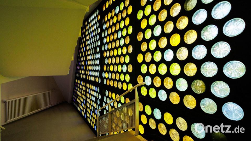 Die bunten Glasscheiben benötigen eine moderne Dämmung. Bild: Carsten Koall/dpa