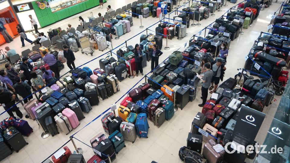 Am Flughafen herrscht Chaos bei der Gepäckabfertigung. Bild: Sakchai Lalit/AP/dpa