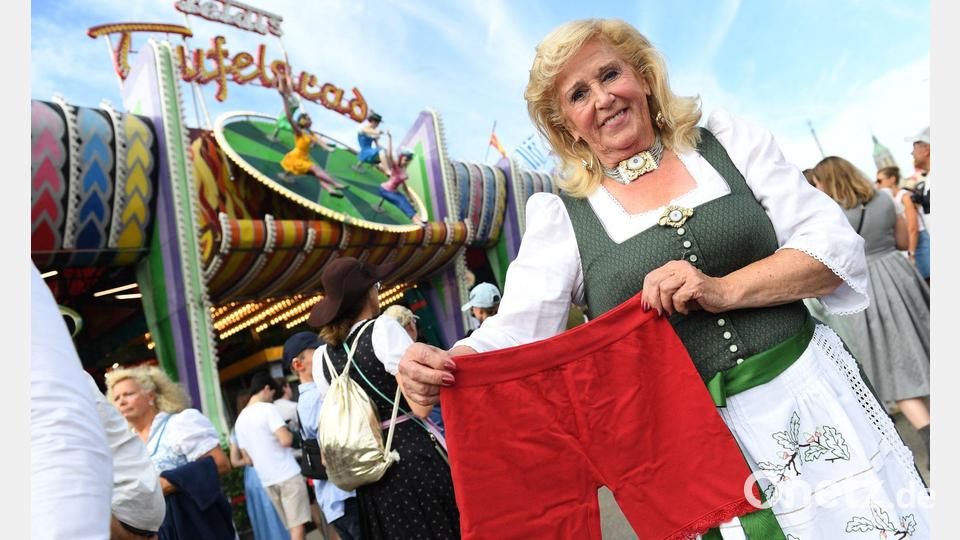 „Teufelsrad“-Betreiberin Elisabeth „Lisi“ Polaczy verschenkt an ihre Besucherinnen Radlerhosen. (Produktion) Bild: Felix Hörhager/dpa