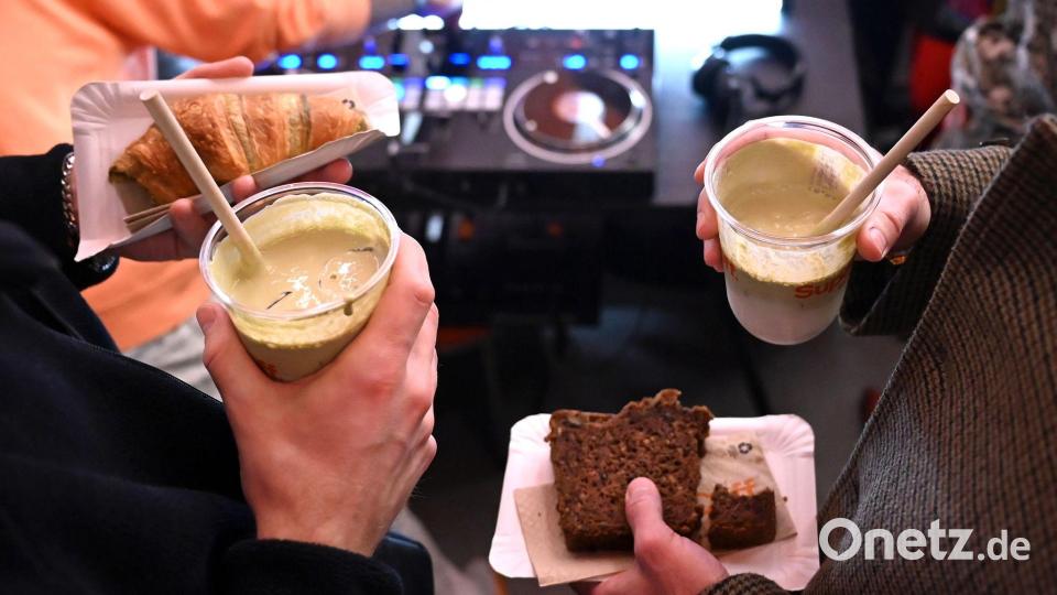 „Und was macht die Liebe?“ - „Ja, muss ja.“ (Archivbild) Bild: Elisa Schu/dpa