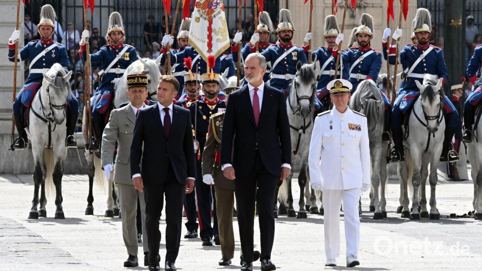 Macron wurde in Madrid mit militärischen Ehren empfangen. Bild: José Oliva/EUROPA PRESS/dpa