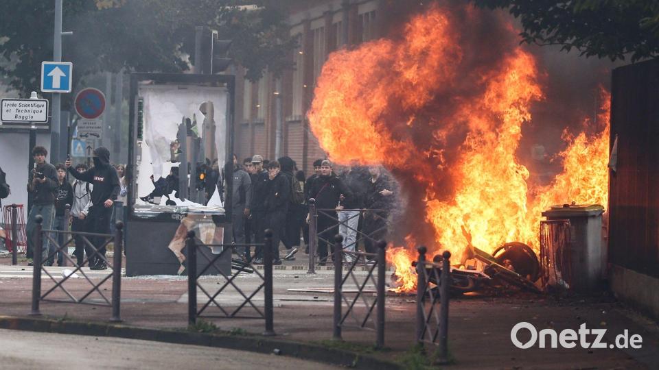 Frankreich: Rauchentwicklung bei Protestaktion von Schülern an Sekundarschule am Streiktag Bild: Sameer Al-Doumy/AFP/dpa