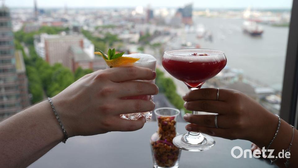 Auf uns?! Viele Millennials treffen sich bloß noch auf einen Drink mit Freunden von Zeit zu Zeit und erzählen sich dann, was sie getrennt voneinander erlebt haben. (Archivbild) Bild: Marcus Brandt/dpa