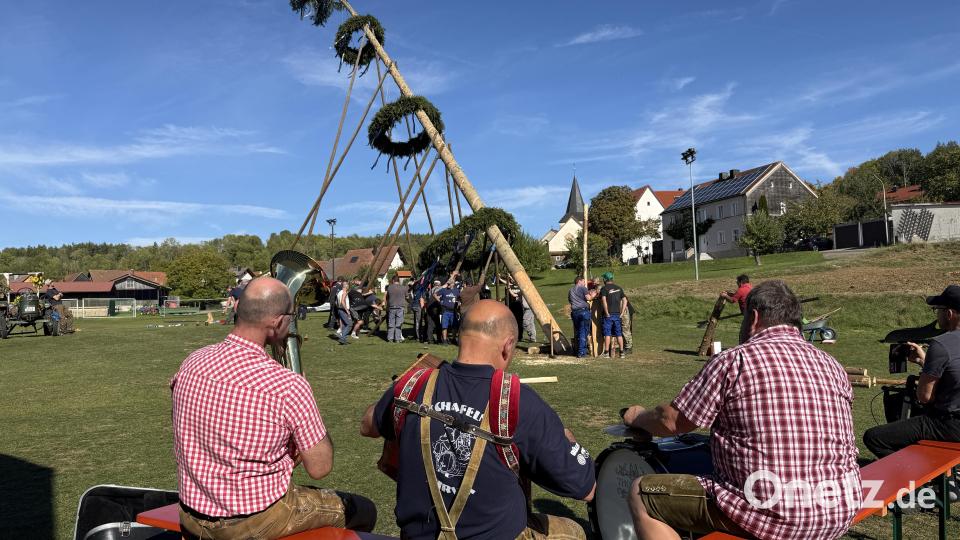Mit vereinter Kraft gings in die Höhe. Bild: Jürgen Leißner