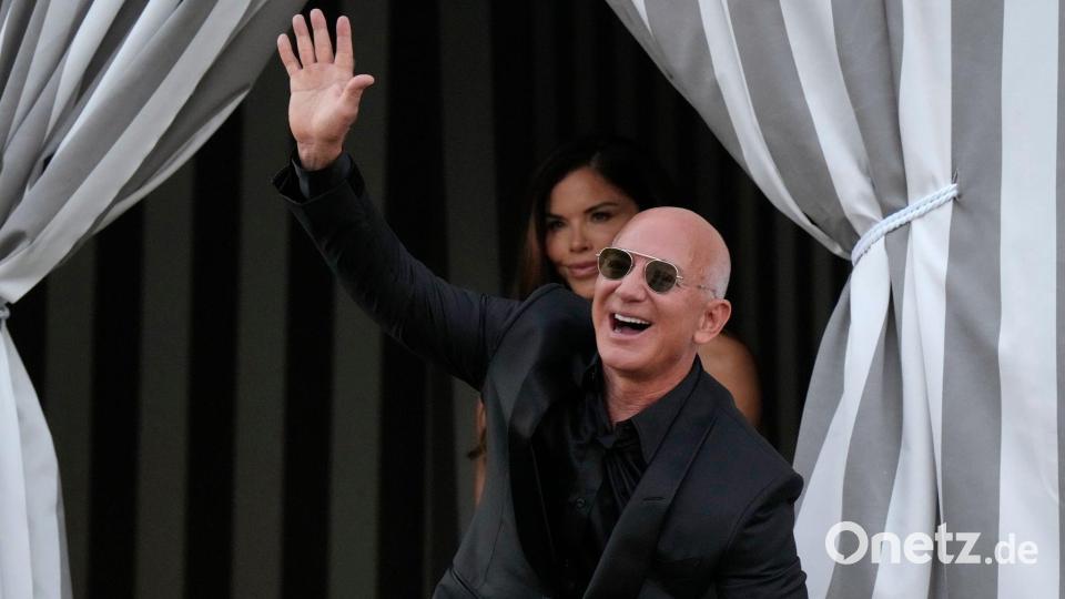 Jeff Bezos gehört ein Teil des FC Liverpool. (Archivbild) Bild: Luca Bruno/AP/dpa