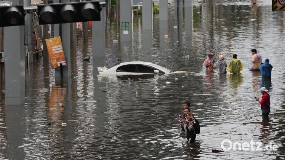 Tagelanger Starkregen hatte das Hochwasser ausgelöst. Bild: Sakchai Lalit/AP/dpa