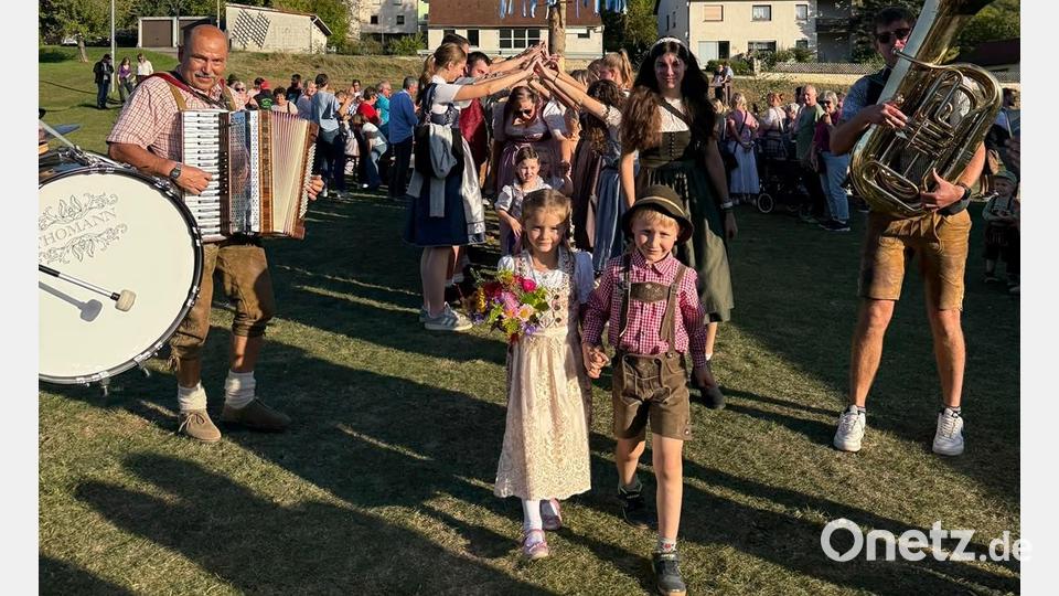 Durch das Ehrenspalier der Großen ging es für Korbinian und Merle ab ins Zelt. Bild: Jürgen Leißner