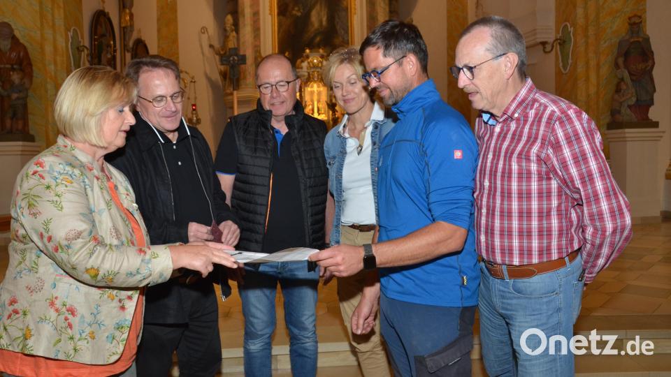 Dekan Alexander Hösl (Zweiter von links) dankte Martha Bauer, Werner Hanauer, Elisabeth Kick, Michael Töppel und Helmut M. Stubenrauch (von links nach rechts) für ihr enormes Engagement. Bild: Elisabeth Dobmayer