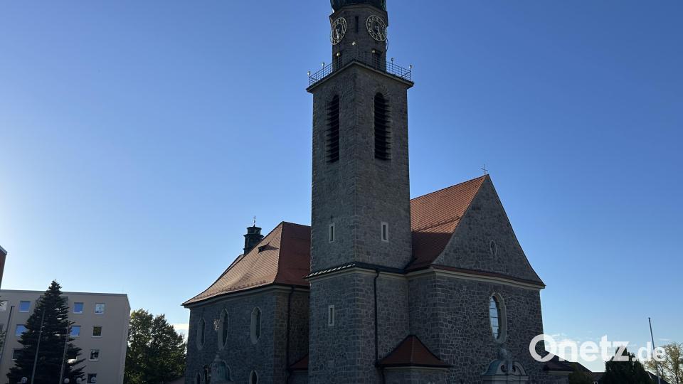 Vor knapp 100 Jahren wurde die katholische Stadtpfarrkirche in Vohenstrauß erbaut. Der bekannte Architekt Heinrich Hauberrisser aus Regensburg schuf das Gebäude, das nun eine umfassende Innensanierung erfuhr. Bild: Elisabeth Dobmayer