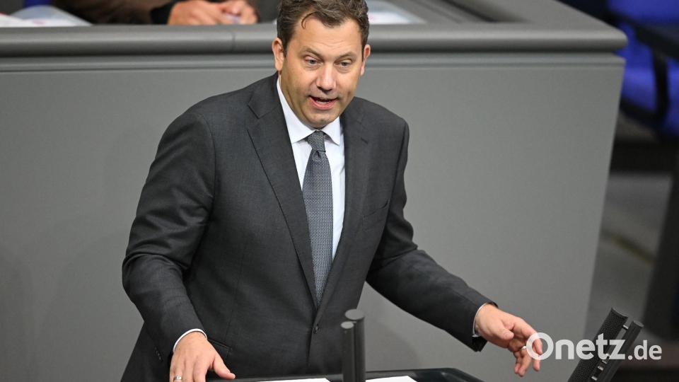 Bundesfinanzminister Lars Klingbeil (SPD) pocht auf Bedingungen bei einer Übernahme der Commerzbank. (Archivbild) Bild: Michael Brandt/dpa