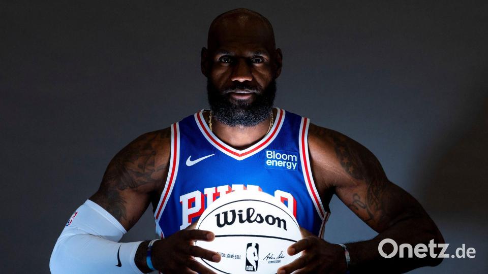 LeBron James spielt zukünftig im blauen Trikot der 76ers. Bild: Chris Szagola/AP/dpa