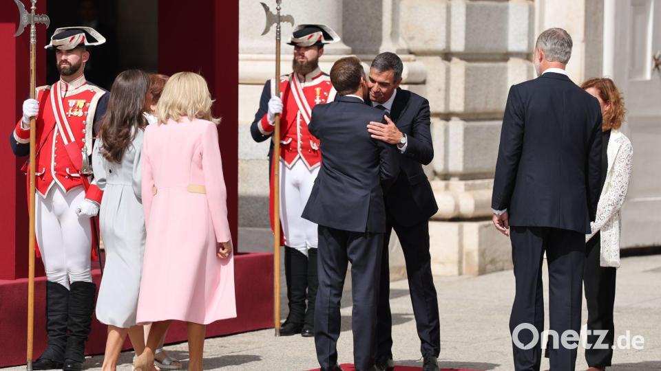 Auch Ministerpräsident Pedro Sánchez begrüßte Macron, das Treffen zwischen beiden findet aber am zweiten Tag statt. Bild: Thomas Coex/Pool AFP/AP/dpa