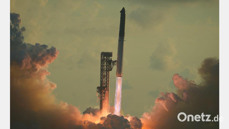 Das Raketensystem „Starship“ von SpaceX startet von Starbase in Texas zu einem Testflug. (Archivbild) Bild: Eric Gay/AP/dpa