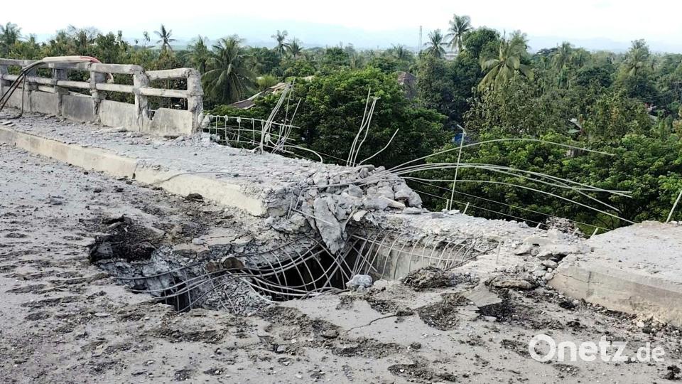 Die Bomben trafen einen Markt und eine Brücke. Bild: Uncredited/Wai Hun Aung/AP/dpa