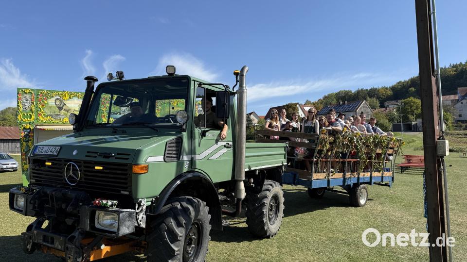 Der Umzug der Kirwaleit am Montag mit einem PS-starken Unimog. Bild: Jürgen Leißner