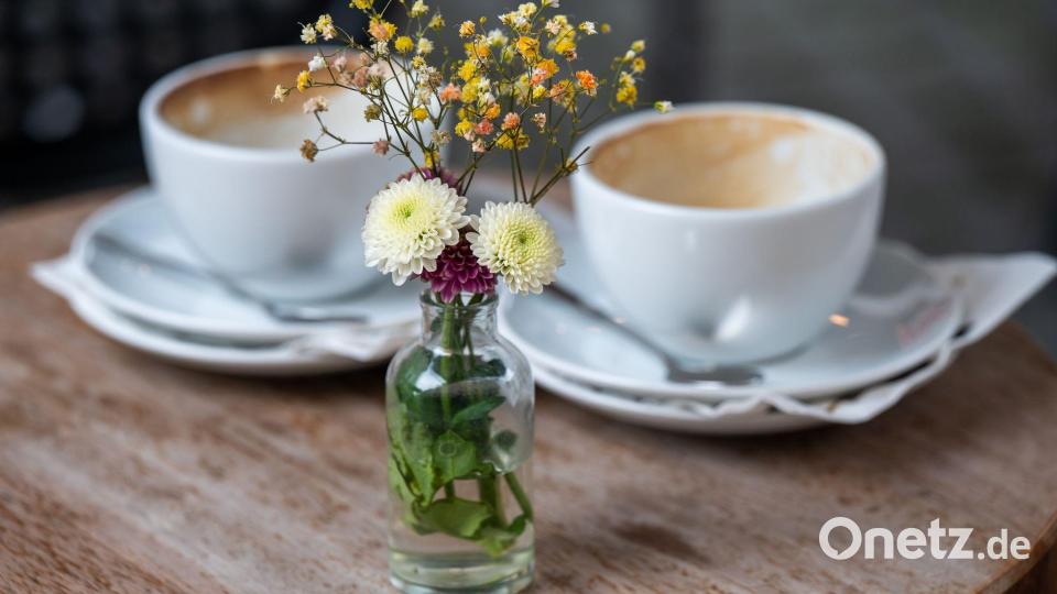 Zusammen Kaffee trinken und sich erzählen, was so los ist, ist ins Zwielicht geraten. (Illustration) Bild: Peter Kneffel/dpa