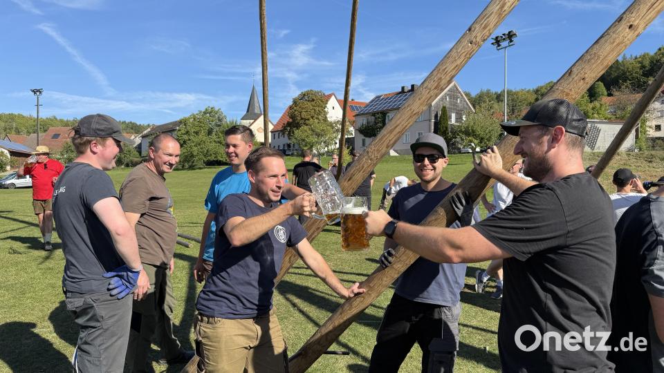 Beste Stimmung beim Baumaufstellen. Bild: Jürgen Leißner