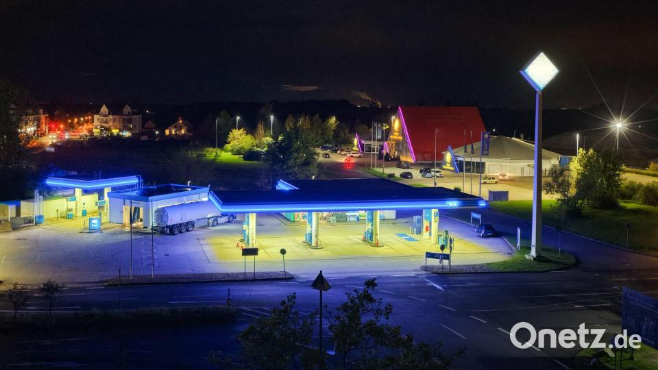 An vielen Tankstellen werden die Preise schon um Mitternacht fallen. Früh aufstehen muss man aber nicht, um billigen Sprit zu bekommen. Bild: Jan Woitas/dpa