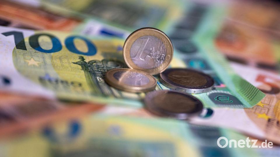 Die Geldvermögen der privaten Haushalte sind in Summe deutlich gestiegen, aber viele Menschen haben nichts davon. (Symbolbild) Bild: Monika Skolimowska/dpa