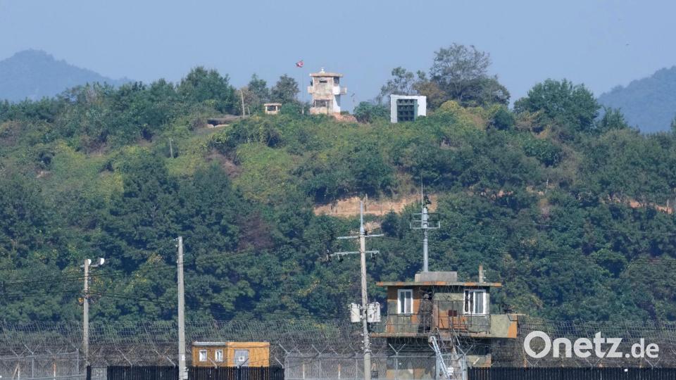 Ein nordkoreanischer Militärposten (oben) und ein südkoreanischer Posten (unten) sind nahe der Grenze zu Nordkorea zu sehen. Bild: Ahn young-joon/AP/dpa