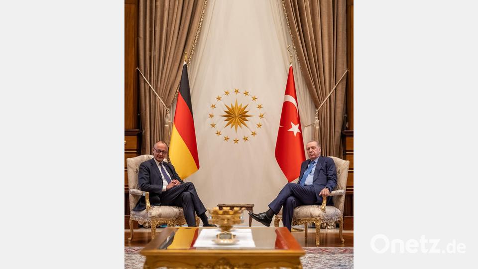 Als Merz vor elf Monaten von Erdogan empfangen wurde, war die Sitzordnung eine andere. (Archivbild) Bild: Michael Kappeler/dpa