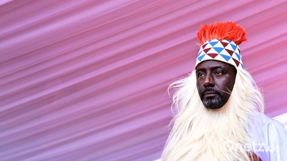 Der Journalist Edward Rukidi Kijanangoma ist der neue König von Tooro. Bild: Hajarah Nalwadda/AP/dpa