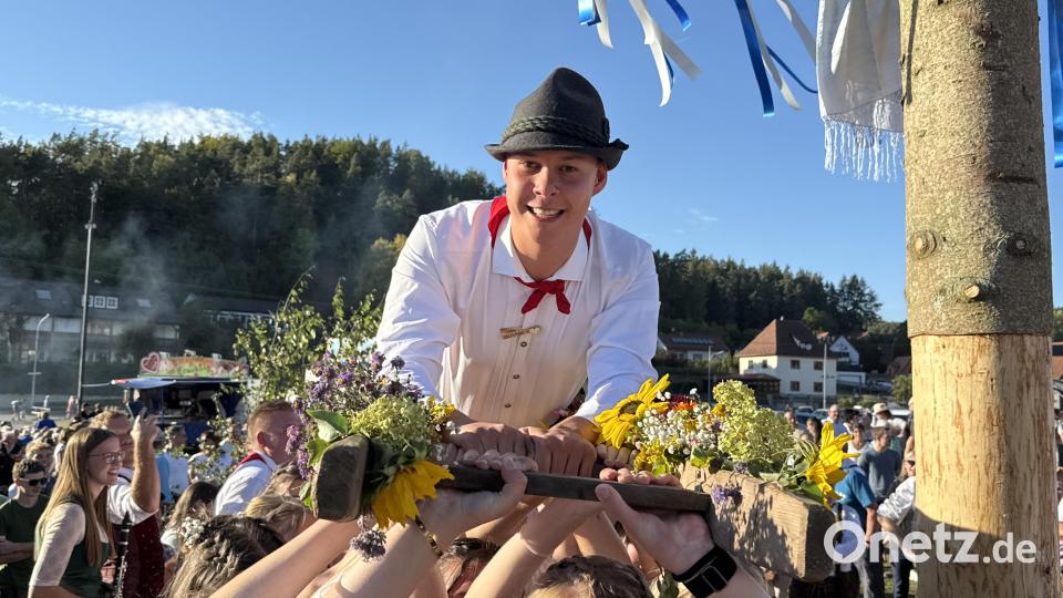 Oberkirwabou Luca Wurzer genoss den Ritt auf der Leiter. Bild: Jürgen Leißner