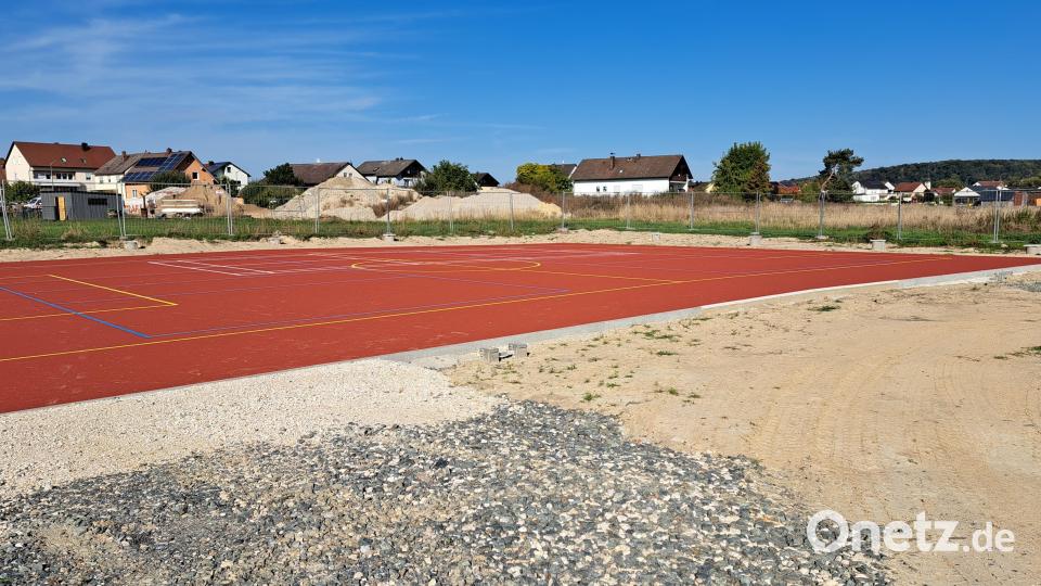 Der Anfang für die neuen Sportanlagen an der Förderschule Schwandorf-Ettmannsdorf ist gemacht. Neben dem fertiggestellten Allwetterplatz entstehen nun noch eine Laufbahn und Sprunganlagen. Auch Basketballkörbe sollen noch aufgestellt werden. Bild: Rudolf Hirsch