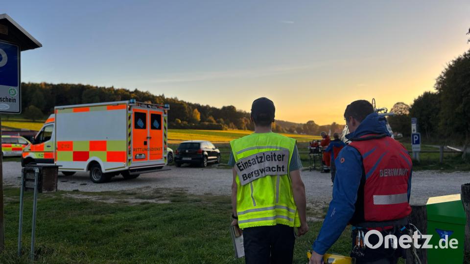 Einsatzleiter Lukas Sperber und Luftretter Alexander Renner am Landeplatz Wanderparkplatz Hegendorf nach der Rettung der abgestürzten Klettersteiggeherin am Höhenglückssteig. Bild: Lena Dickert, Bergwacht Bayern
