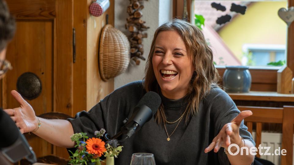 Eine strahlende Franzi Glaser bei der Aufnahme des Podcasts in Mitterhöll. Aber: Die Entertainerin hat mit uns auch über Tränen und falsche Entscheidungen gesprochen. Bild: gld