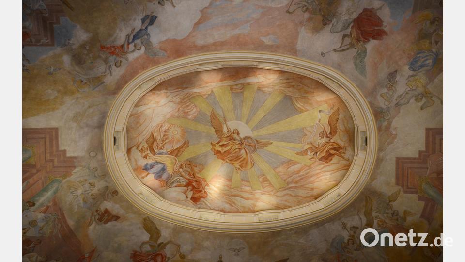 Das Kuppelgemälde in der katholischen Stadtpfarrkirche ist das größte und wohl beeindruckendste Kunstwerk des von Heinrich Hauberrisser erbauten Gotteshauses. Jetzt strahlt es wieder hell und kräftig. Bild: Elisabeth Dobmayer