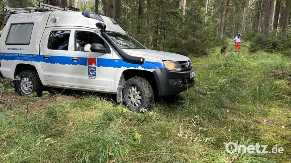 Das Bergrettungsfahrzeug der Bergwacht Amberg beim Transport des verletzten Pilzsuchers im Wald nahe Sulzbach-Rosenberg. Bild: Alexander Renner, Bergwacht Bayern
