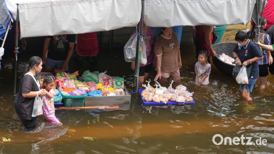 Noch immer fließen die Fluten nicht ab. Bild: Sakchai Lalit/AP/dpa