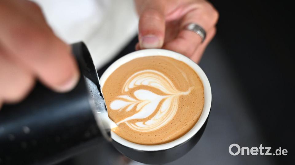 Die Frage ist: Ist ab und an Kaffee trinken und das Neueste hören genug für eine Freundschaft? (Illustration) Bild: Elisa Schu/dpa