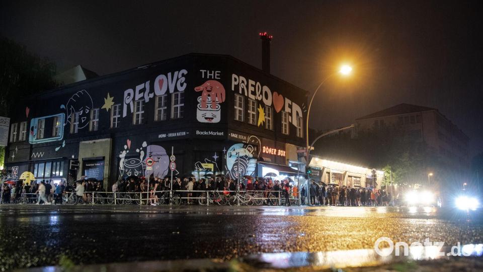 Vor dem KitKat-Club stehen häufig viele Menschen aus aller Welt Schlange. (Archiv) Bild: Paul Zinken/dpa