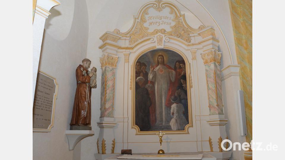 Die beiden Seitenaltäre gestaltete der Vohenstraußer Kunstmaler Ludwig Steininger. Neben dem linken, dem Heiligsten Herzen Jesu geweihten Altar, stehen der heilige Antonius und die Gedenktafel für den Kirchenerbauer Prälat Eduard Kriener. Bild: Elisabeth Dobmayer
