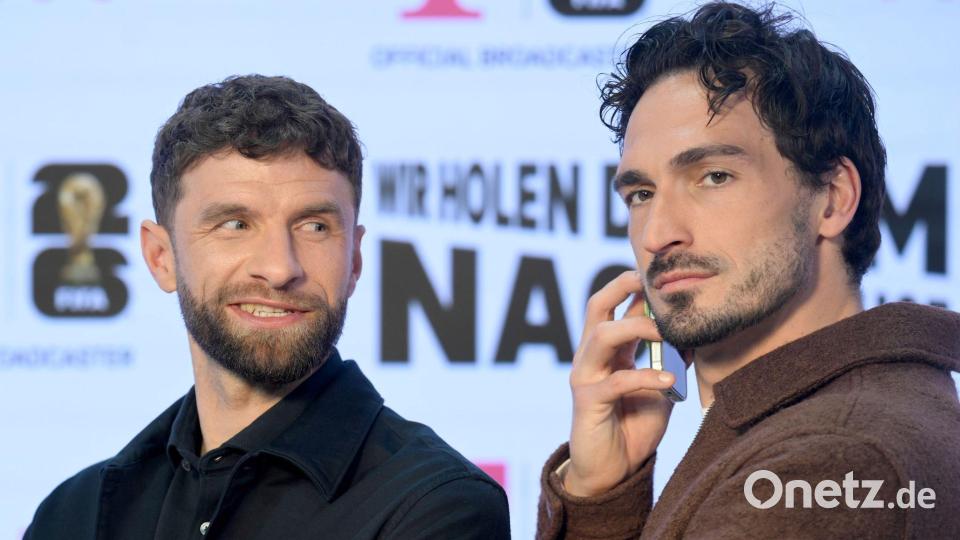 Thomas Müller (l) und Mats Hummels haben in Portugal investiert. (Archivbild) Bild: Felix Hörhager/dpa