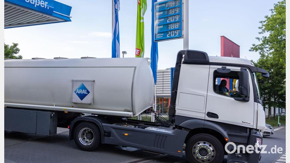 Erst Sprit, der am Donnerstag nach Mitternacht aus Tanklagern oder Raffinerien auf die Reise zur Tankstelle gegangen ist, profitiert von der Steuersenkung. Bild: Hannes P. Albert/dpa